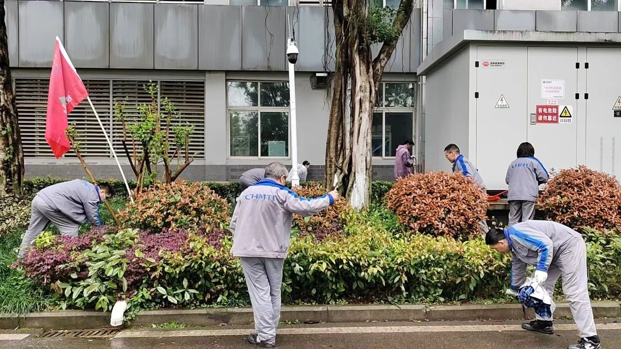 完美集团党委开展“环境改善显担当，厂区焕新庆华诞”主题活动